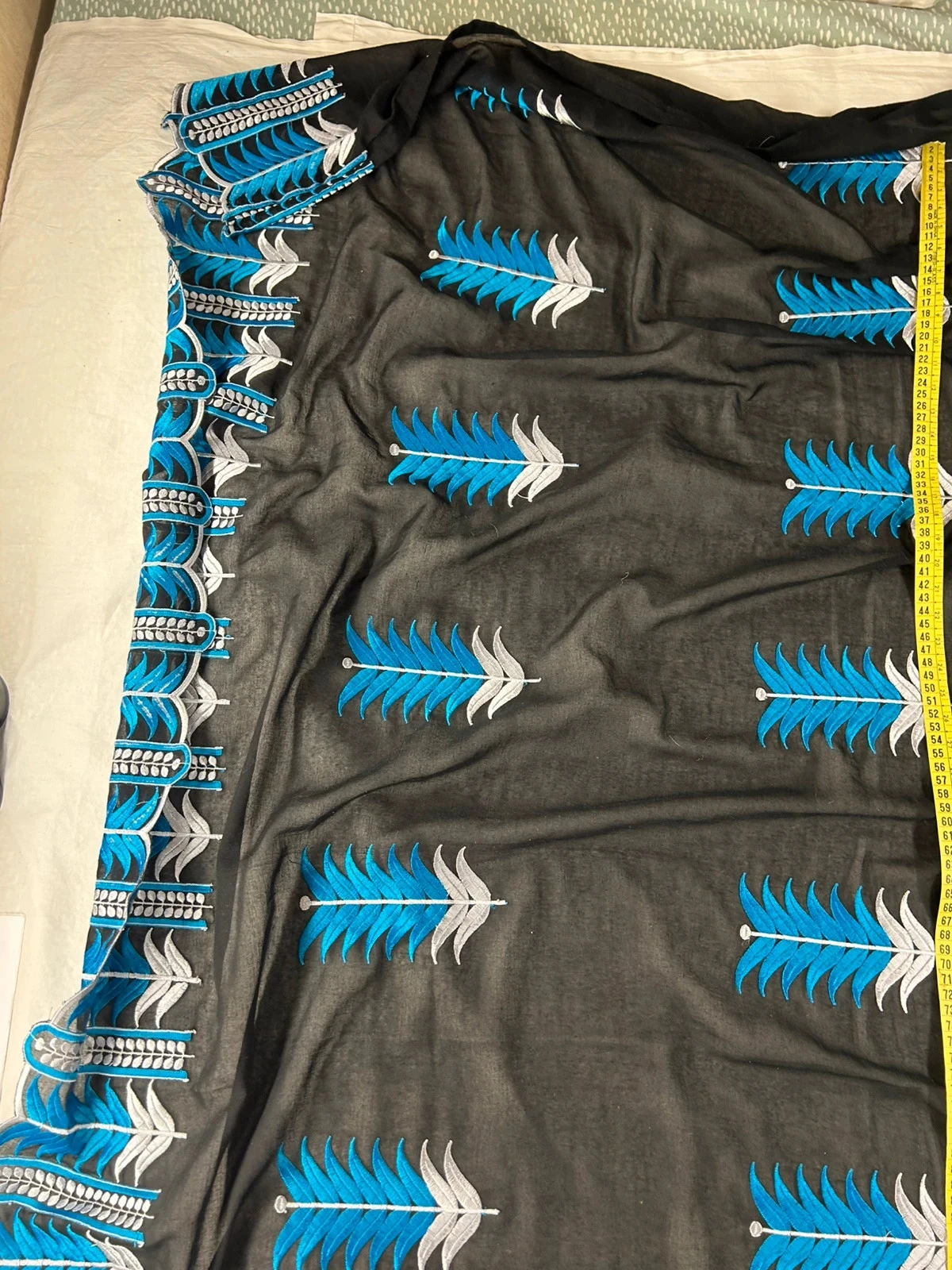 Vintage zwarte tafelkleed met geborduurd blauw motief – photo 5